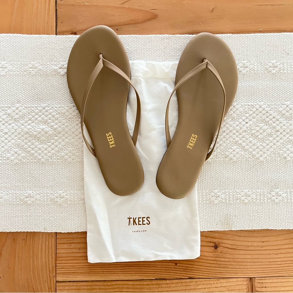 TKEES Foundations Matte Leather Flip Flops NWOT Size 9 in Cocoa Butter